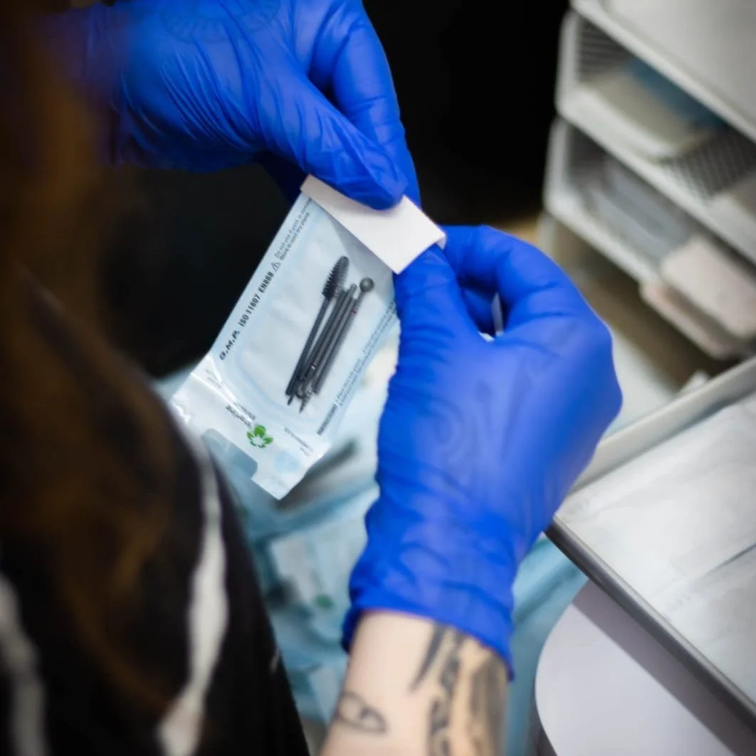 Dana Salazar cuidando a una clienta en Nails by Dana, La Laguna