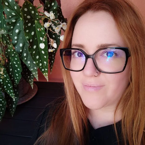 Dana Salazar — Nail Technician en Nails by Dana